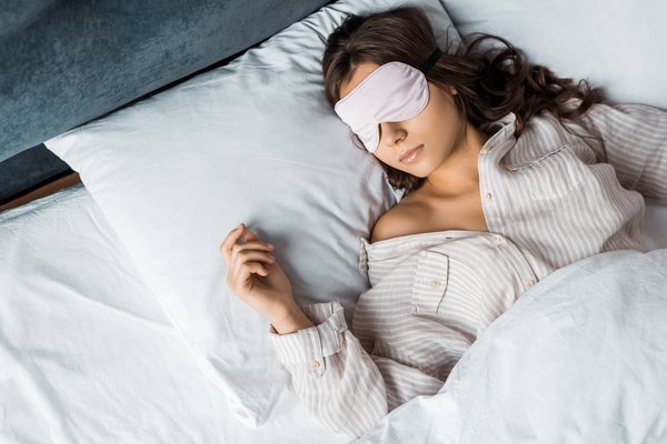 Quels sont les bienfaits d'utiliser un plaid et un masque de nuit pour améliorer le sommeil ?